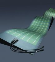 لوحات شمسية مرنة تتوافق مع شكل السطح وتلتصق بها