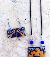 عقد مع أقراط مزخرفة 