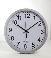ساعة حائط دائرية لون ابيض 