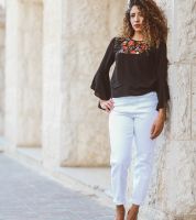 بلوزة سوداء بورود حمراء  - ٍs - اسود