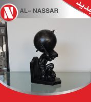 تحفة على شكل رجل يحمل كرة انتيكا 