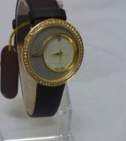ساعة نسائي  كاريزما باطار ذهبي 