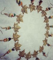 أقراط على شكل ورقة عنب بألوان الخريف  - معدن مع أحجار