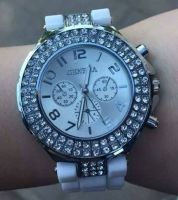 ساعة نسائية ابيض وفضي 