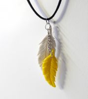 تعليقة وعقد على شكل ريشتين 