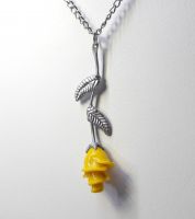 تعليقة وعقد على شكل وردة صفراء 