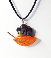 تعليقة وعقد على شكل ورقة شجر وبيوت 