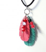 تعليقة وعقد على شكل ريشة