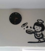 ساعه خشبية على شكل طباخة 