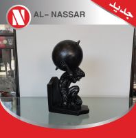 تحفة على شكل رجل يحمل كرة انتيكا 