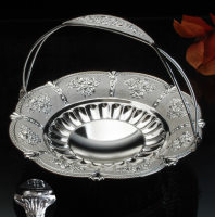 مضيفة مع يد فضي مع عاجي 