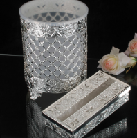 سلة مهملات و علبة محارم 