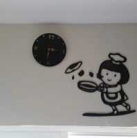 ساعه خشبية على شكل طباخة 