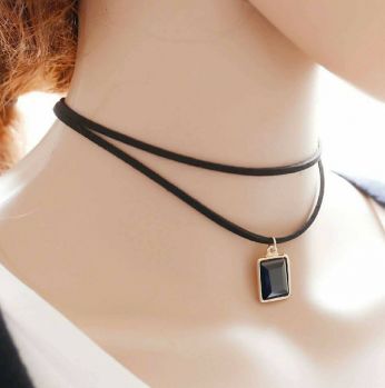 عقد انيق باللون الاسود  - حبل