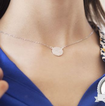 مجوهرات  - عقد مع تعليقة دائرية 