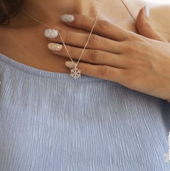 مجوهرات -سلسال مع تعليقة شكل ثلج 