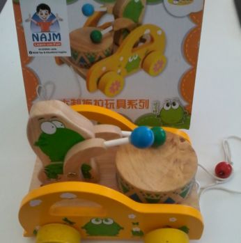 لعبة خشبية للجر مع طبلة