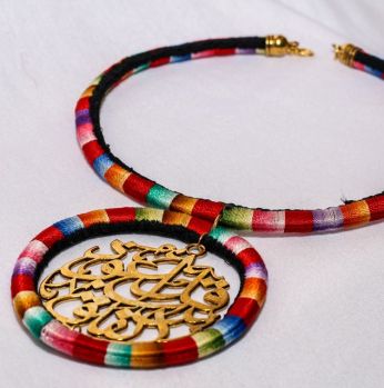 قلادة مناجل - حرير Dmc مع معدن