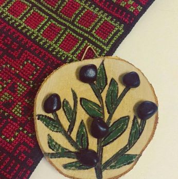 تعليقة حائط خشب مع احجار 