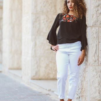 بلوزة سوداء بورود حمراء  - ٍs - اسود