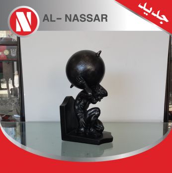 تحفة على شكل رجل يحمل كرة انتيكا 