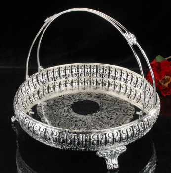 مضيفة مع يد فضي 