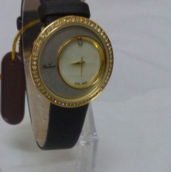 ساعة نسائي  كاريزما باطار ذهبي 