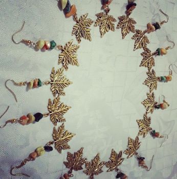 أقراط على شكل ورقة عنب بألوان الخريف  - معدن مع أحجار