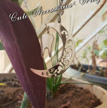 ميدالية شكل هلال مطلي فضة