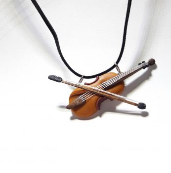 قلادة يدوية شكل آلة موسيقية 