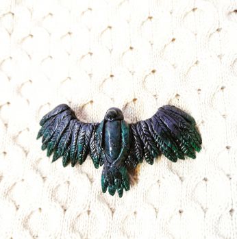 دبوس على شكل صقر