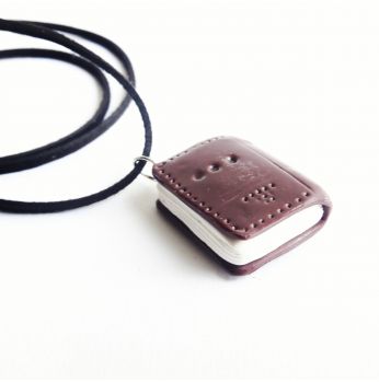 تعليقة وعقد على شكل كتاب بني 