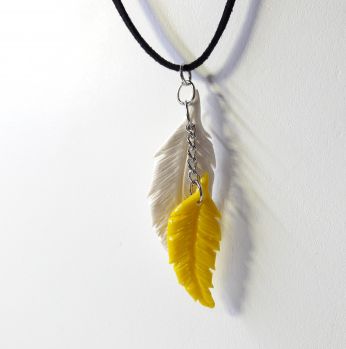 تعليقة وعقد على شكل ريشتين 