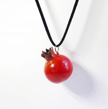 تعليقة وعقد على شكل رمانة 