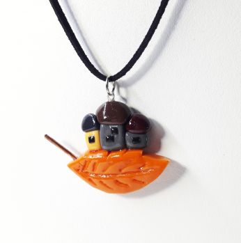 تعليقة وعقد على شكل ورقة شجر وبيوت 