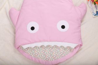 كوتة اطفال للنوم على شكل سمكة قرش  0 - 6 اشهر - متعدد الالوان