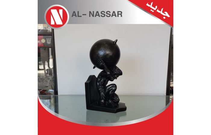 تحفة على شكل رجل يحمل كرة انتيكا 